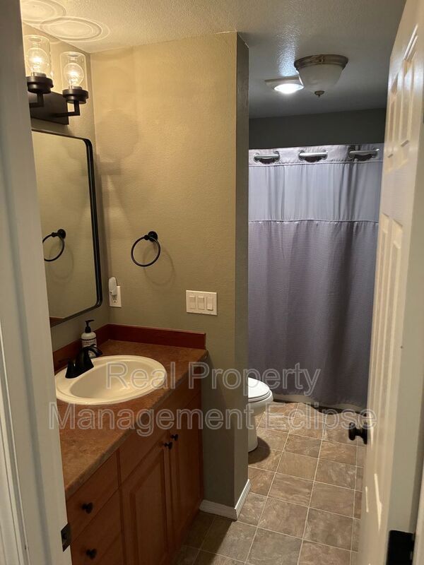 Building Photo - 15433 Country Club Dr