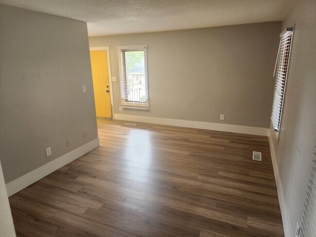 Building Photo - 604 Broad St