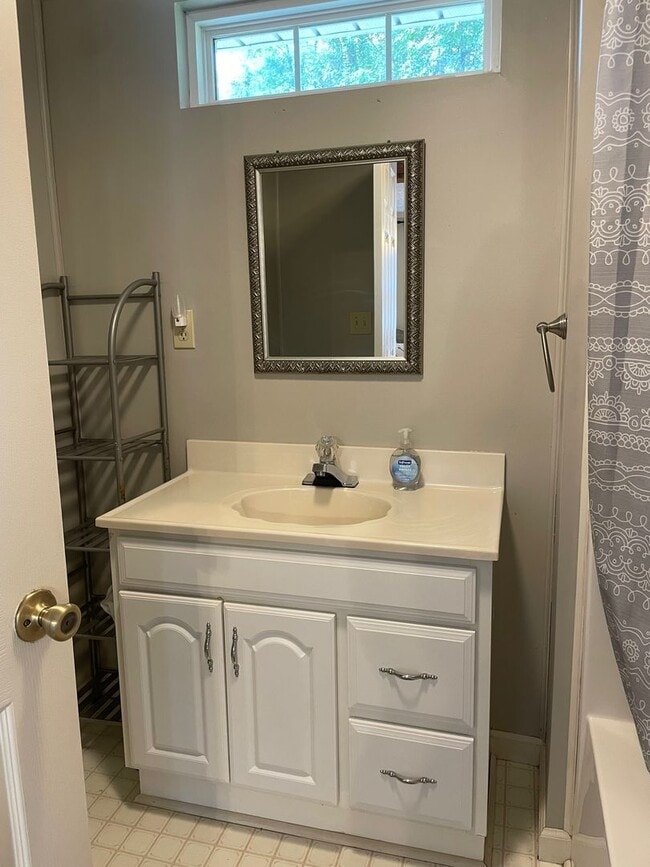 Building Photo - 2 BED, 1 BATH FULLY FURNISHED COTTAGE STYL...
