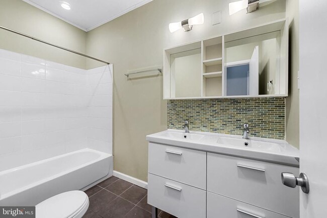 Building Photo - 113 S Curley St