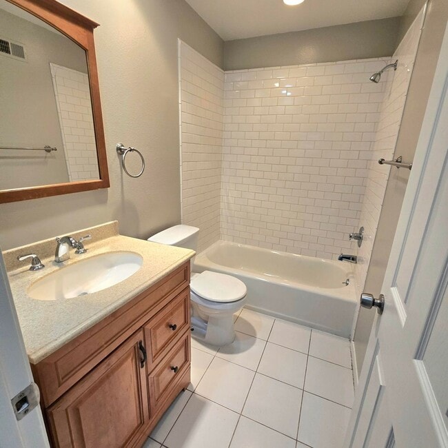 Building Photo - Welcome Home! 4 Bedroom HOUSE available NOW!