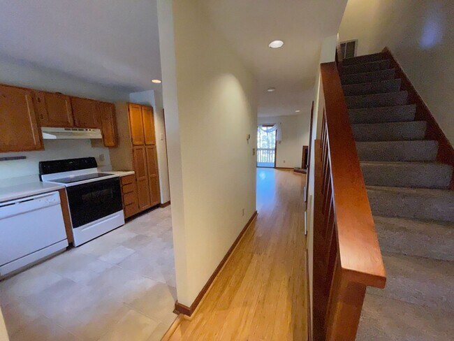 Building Photo - Lovely, updated 2br in Weatherhill. Great location & Carrboro charm!