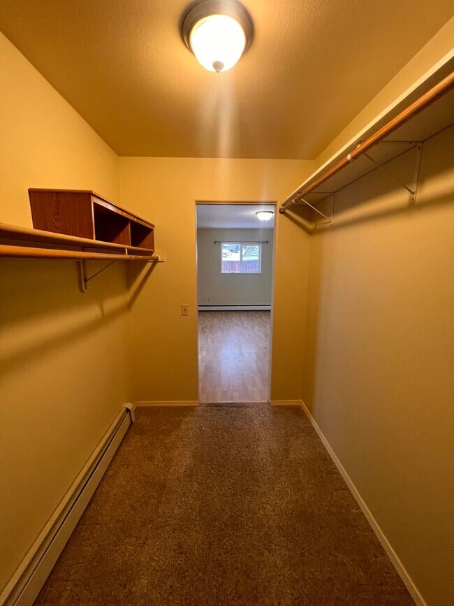 Building Photo - Beautiful 3 bedroom/2bath with spacious deck and backyard