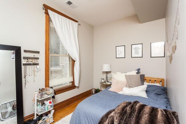 Building Photo - 3 bedroom in Chicago IL 60657
