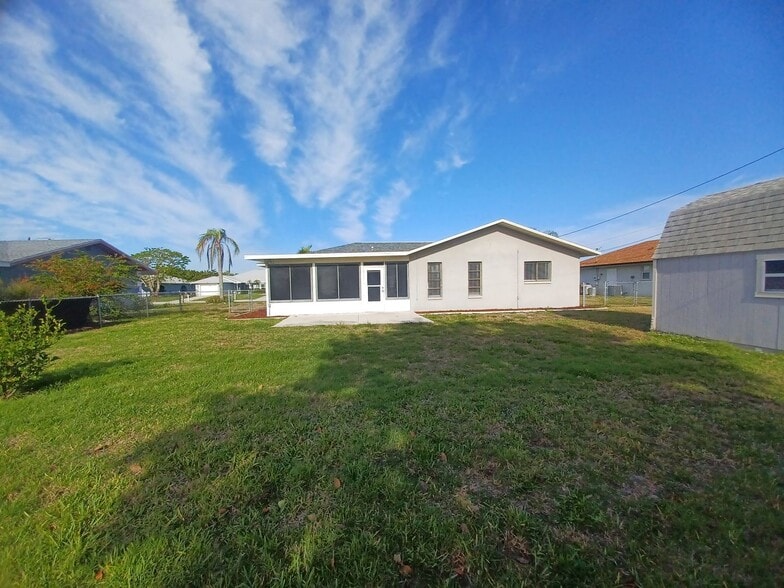 Building Photo - SECTION 8!! 3/2 With Fenced Yard!!!