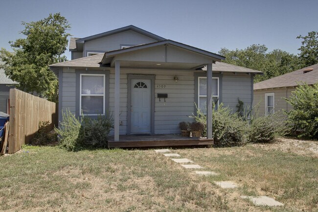 Building Photo - UT PRE LEASE: 2009 Remodeled 6 Bed / 3 Bat...