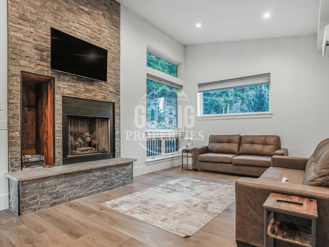 Building Photo - Luxury 5 Bedroom Single Family Home
