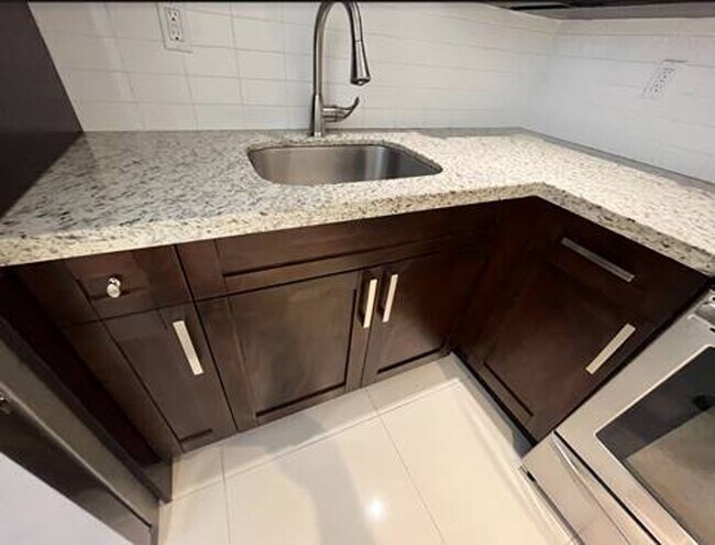 Building Photo - Location, Location, Location! 1 Bedroom/1 Bathroom in Miami Beach!