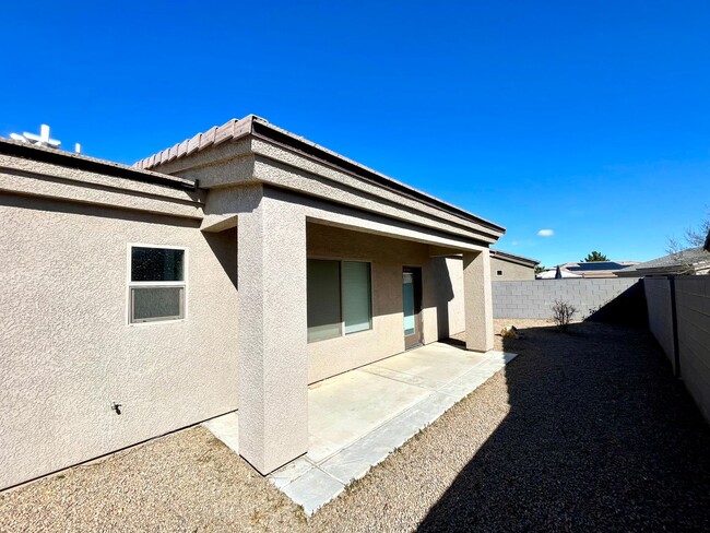 Building Photo - Great 3 Bedroom Home w/ 3 Car Garage in Wa...