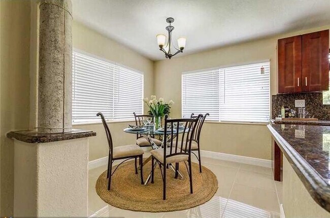 Building Photo - 2932 SW 12th St