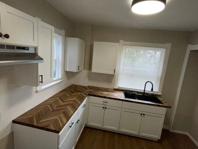 Building Photo - 2322 Upton Ave