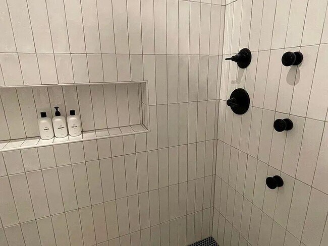 Building Photo - 910 Gullett St