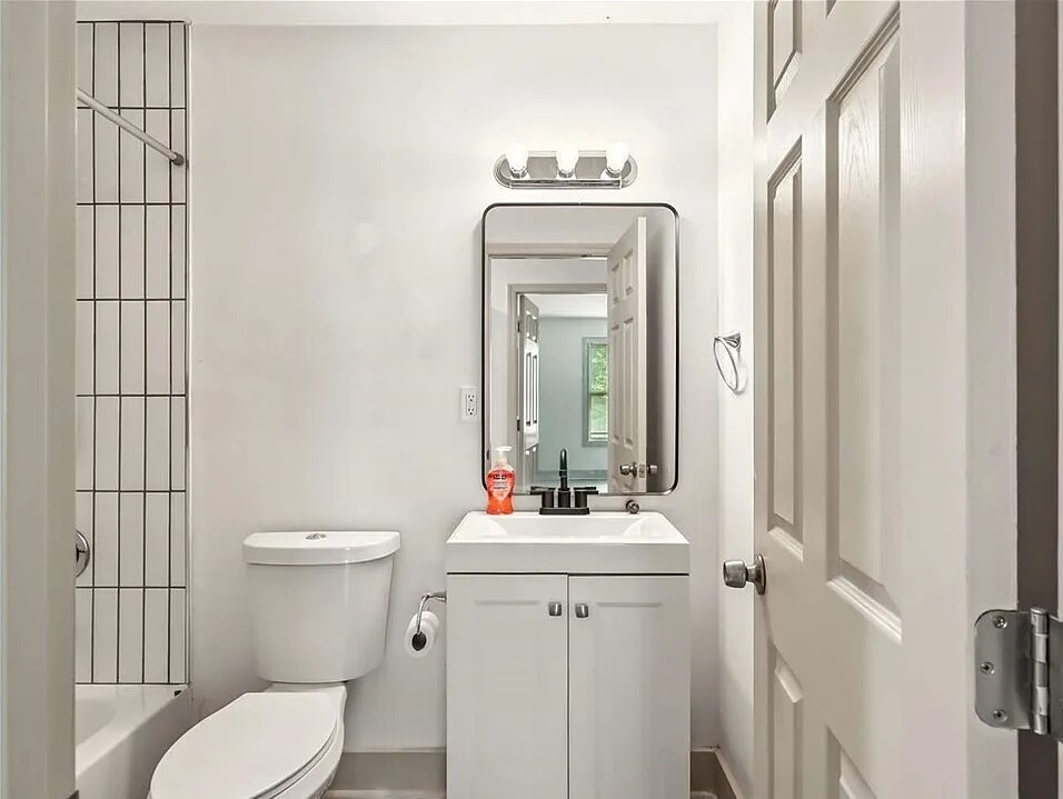 Bathroom 1 - 1714 Le Grand St