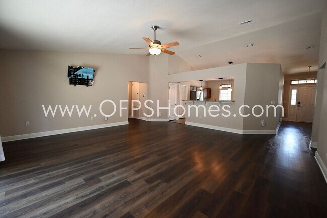 Building Photo - Home in South Crestview!