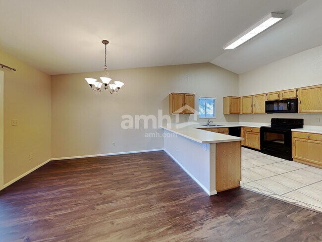 Building Photo - 9915 E Paseo Juan Tabo