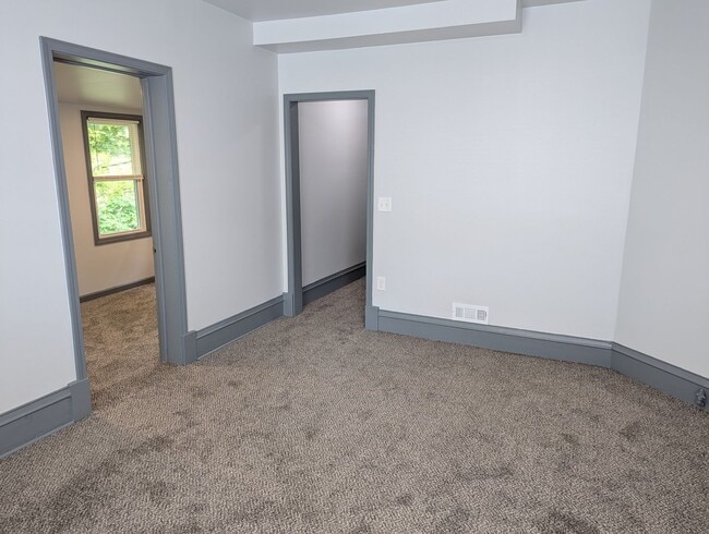 Building Photo - Newly Remodeled 2nd floor Apartment with v...