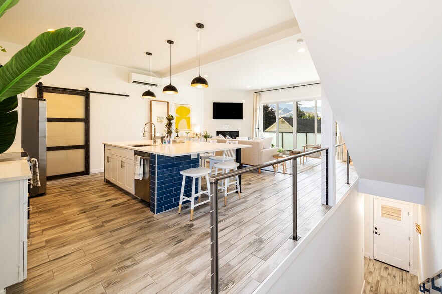 Opening railings and high ceilings - 823 Orondo Ave