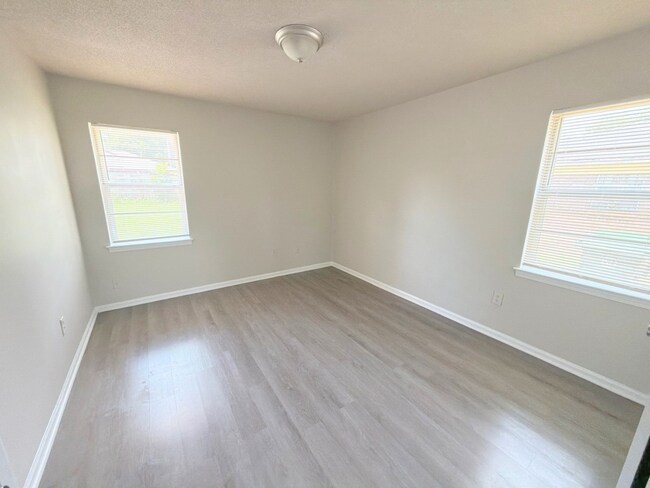 Building Photo - Newly Renovated Home In Whitehaven - Open To Section 8