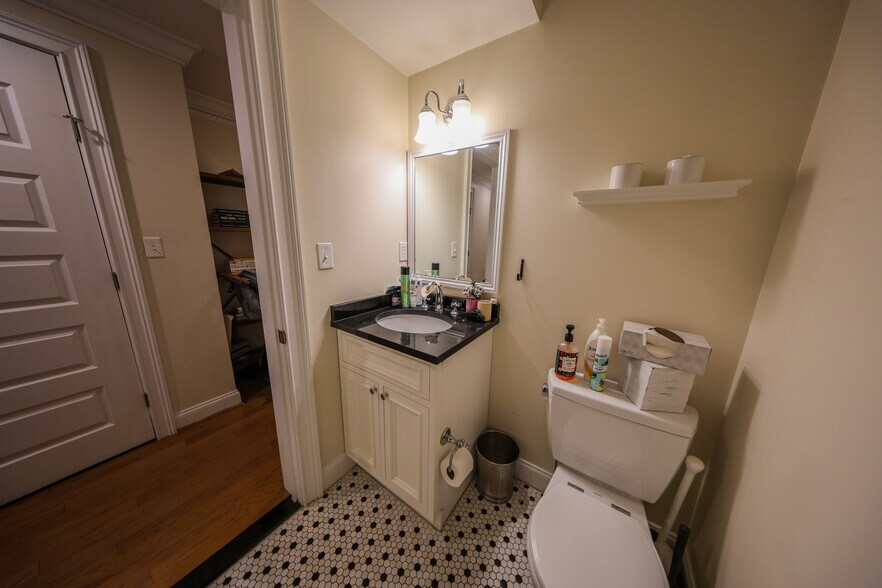 Building Photo - 1803 Beacon St