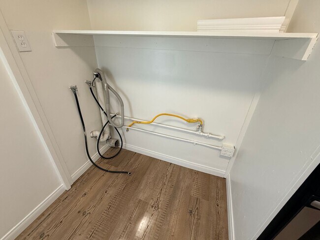 Building Photo - 4 bedroom home in LB with Large backyard now ready to rent!