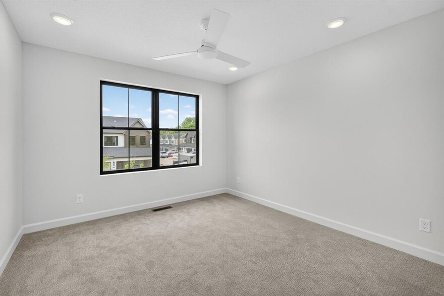 Building Photo - 933 Prime St