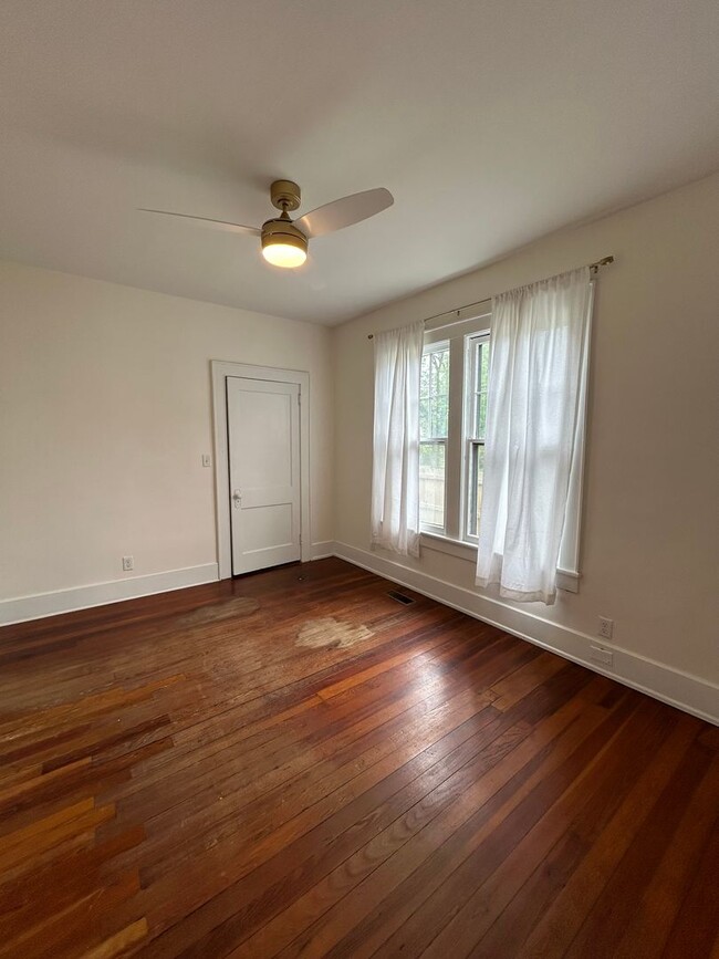 Building Photo - 3 Bed | 2 Bath | Fenced Backyard + Beautif...
