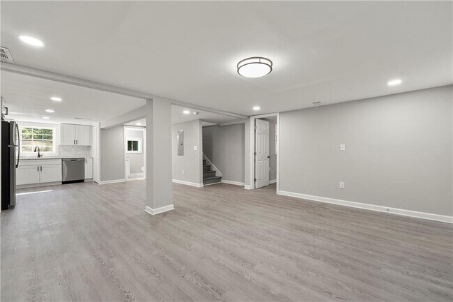Building Photo - 5901 Ridge Dr SE