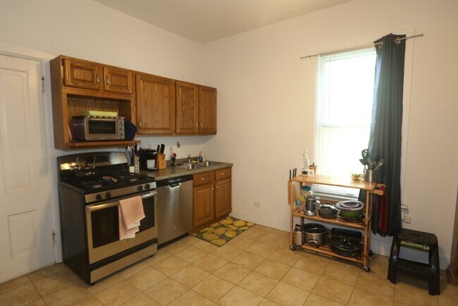 Building Photo - 3045 N Racine Ave