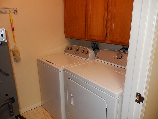 Building Photo - 375 Woodridge Cir