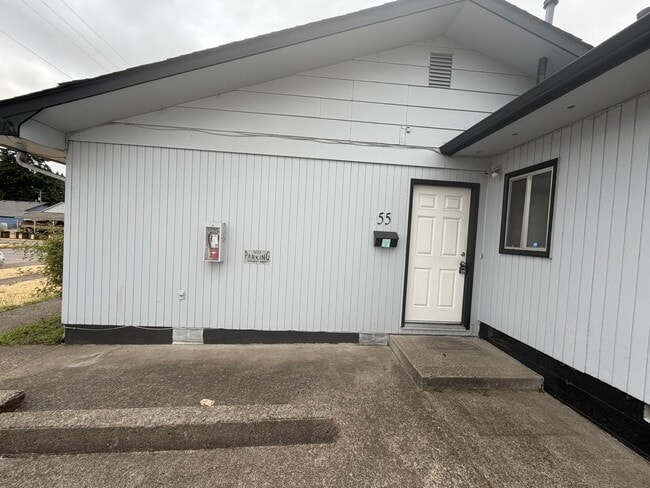 Building Photo - Large Two Bedroom Conveniently located Amenities!