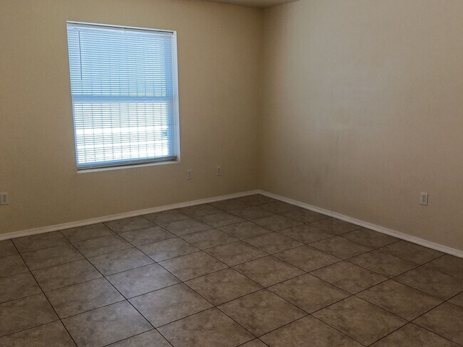 Building Photo - 3 Bedroom, 2 Bathroom Home! Schedule a Showing Soon!