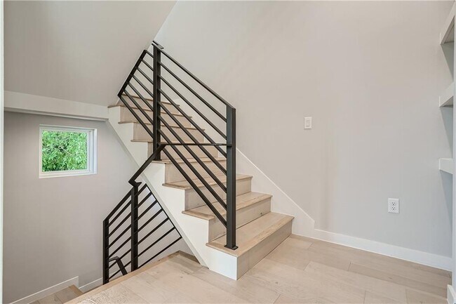 Building Photo - 5605 Sunshine Dr