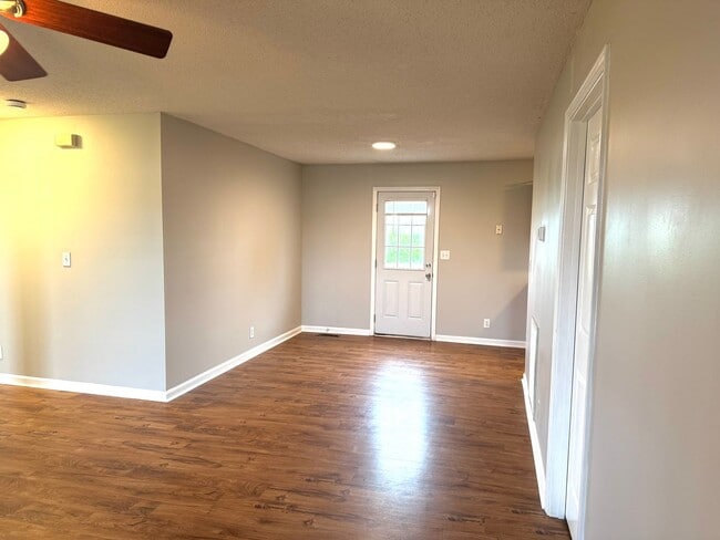 Building Photo - 3 bedroom in Oak Grove