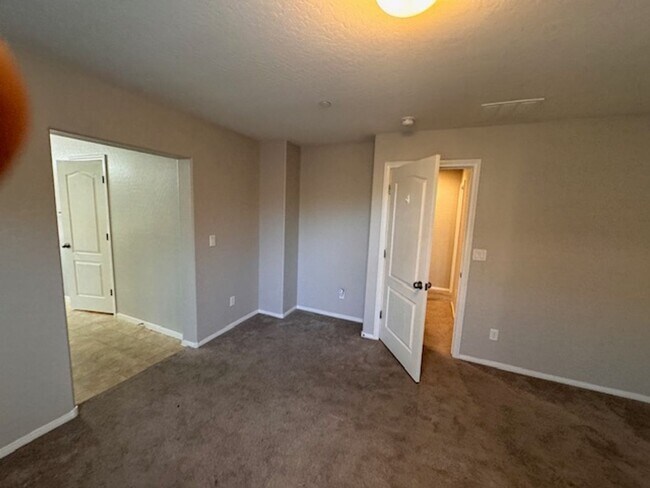 Building Photo - 3 Bedroom Home in a Gated Community! North...
