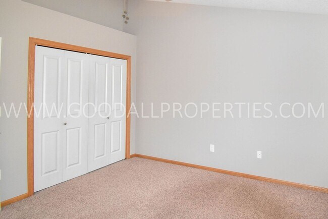 Building Photo - Experience the charm of this 2-bedroom, 2-bathroom townhome in Ankeny with an attached 2 car garage!