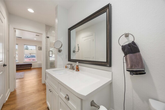 Building Photo - 2011 De Milo Dr