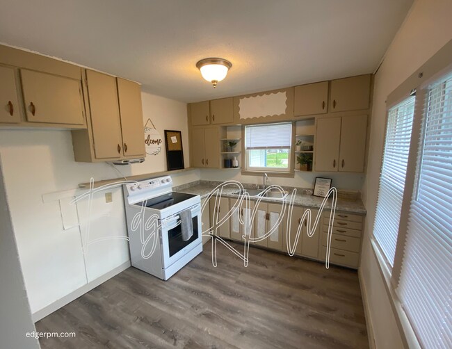 Building Photo - NOW AVAILABLE! Charming 2-bedroom in Water...