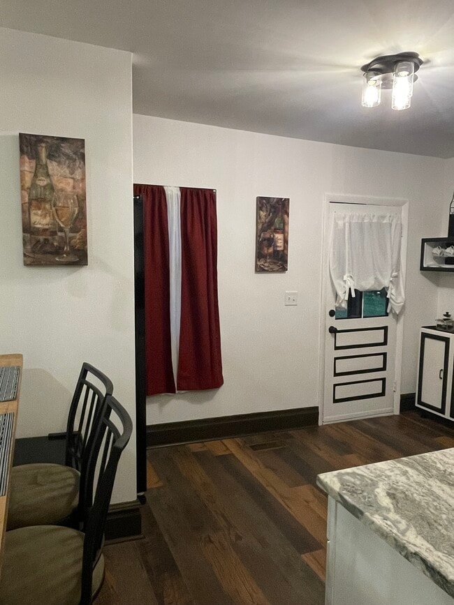 Building Photo - 53 Lincoln Ave W