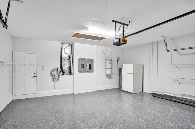 Building Photo - 2553 Jardin Manor