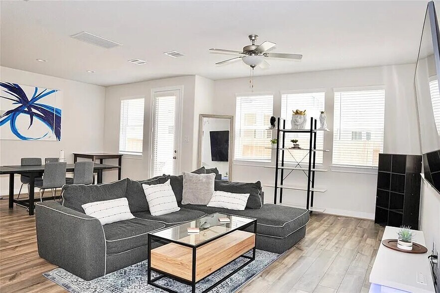 Living room - 9829 Heritage Run Ln