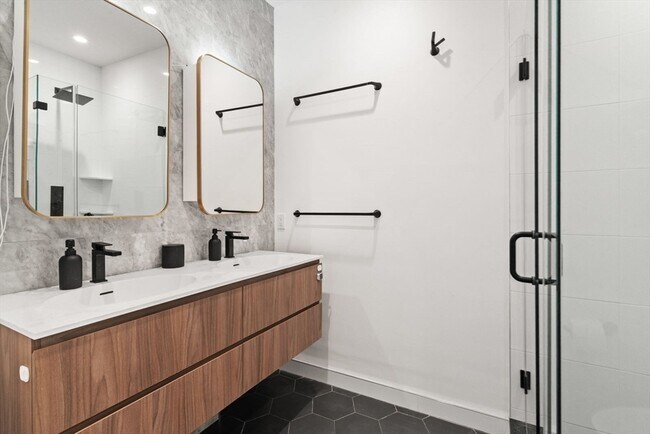 Building Photo - 75 W Broadway