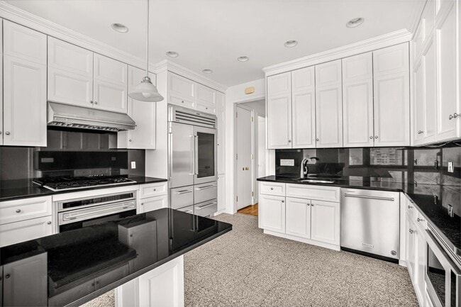 Building Photo - 200-210 E 65th St