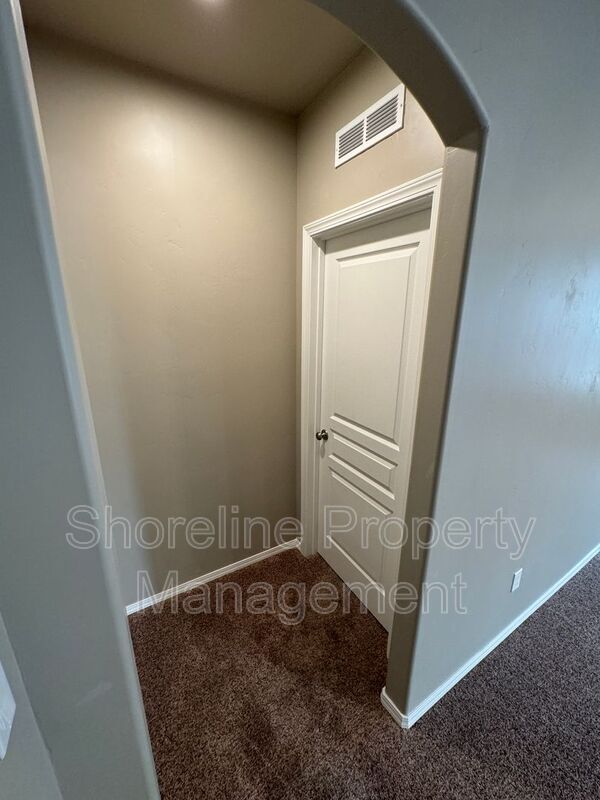 Building Photo - 511 Diamond Lake St