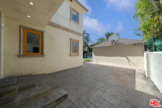 Building Photo - 9033 Cresta Dr