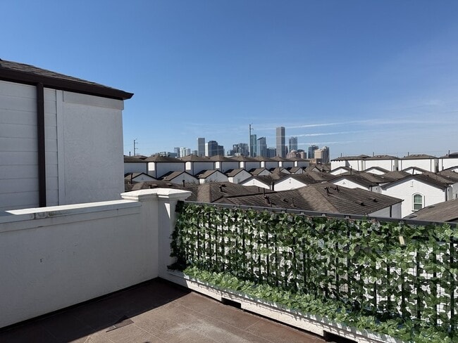 Building Photo - 641 Middle St