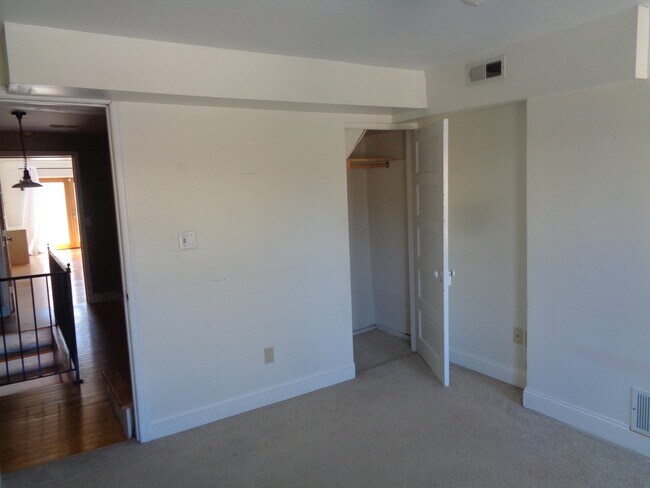 Building Photo - 2727 Hudson St