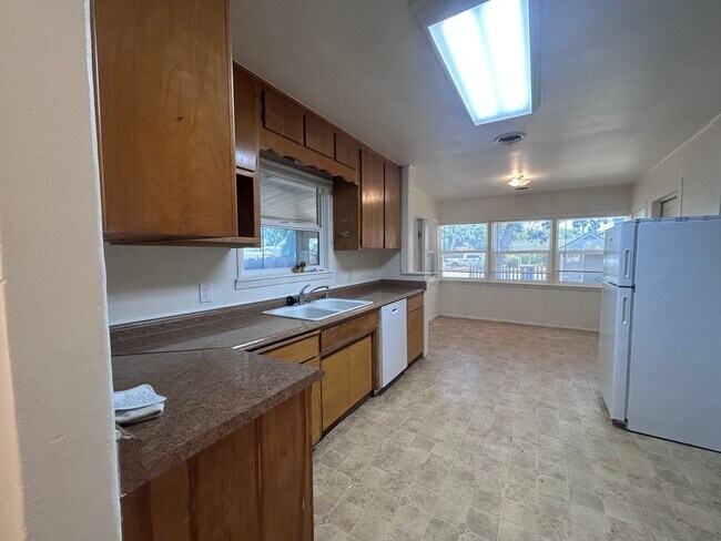 Building Photo - 3bd 1ba