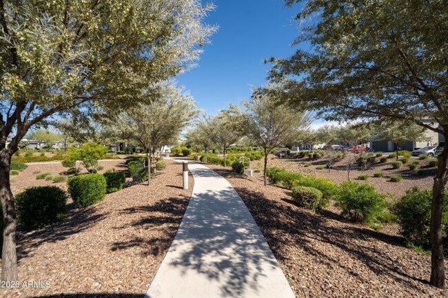 Building Photo - 5028 E Shady Glen Ave