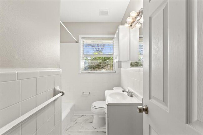 Building Photo - 2352 Elmwood Cir SE