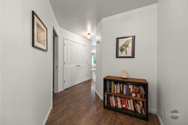 Building Photo - Charming Palmer Home!